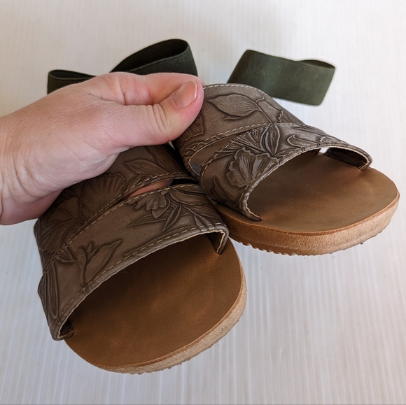 MUK LUKS women's strappy olive green sandals - Picture 8 of 11